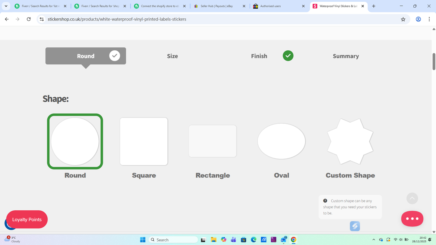 Label design software interface with shape options on a computer screen